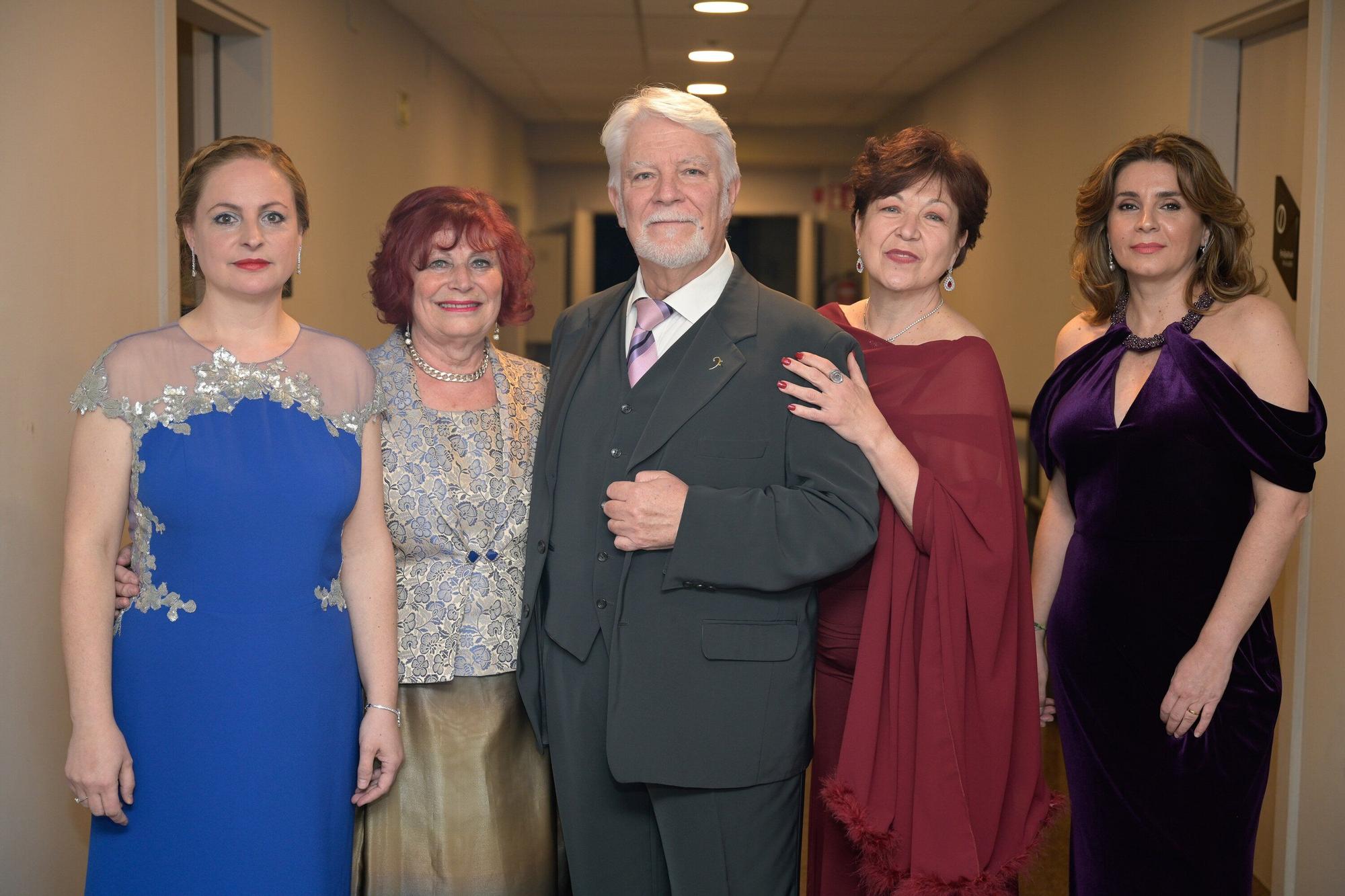 Patricia Sesar, Georgina Barrios; el tenor homenajeado, Santos Ariño, Svetla Krasteva y Sabina Puértolas, en los camerinos, poco antes de que comenzase el recital.