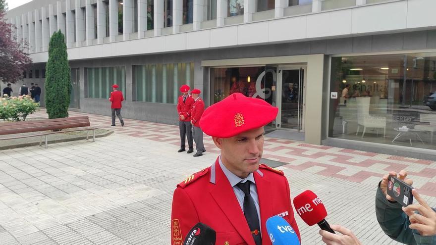Compañeros de la Policía Foral arropan a las familias de los cinco agentes fallecidos