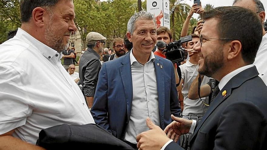 Aragonès saluda a Junqueras al llegar al acto de Òmnium. 