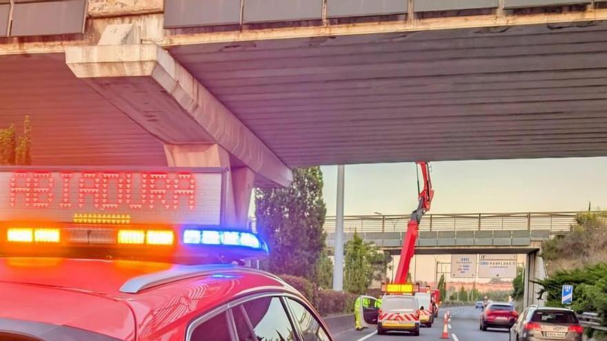 Importantes retenciones tras averiarse una grúa-plataforma en plena ronda de Pamplona