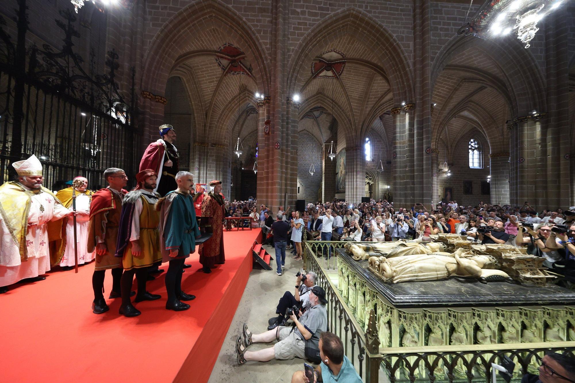 Fotos de la ceremonia de coronación de Carlos III, rey que unificó los tres burgos de Pamplona