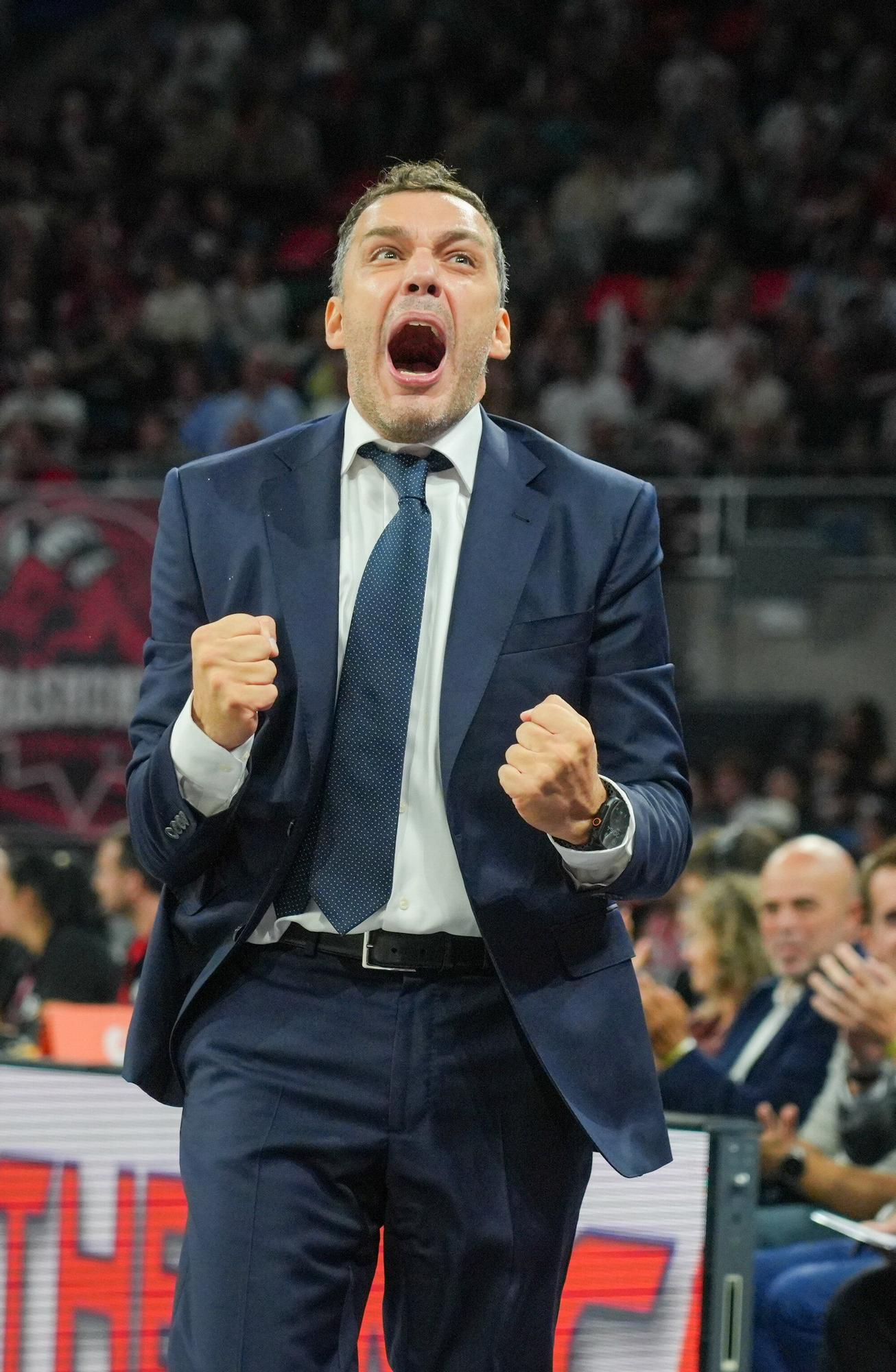 Todas las imágenes del Baskonia - Olympiacos en el Buesa Arena