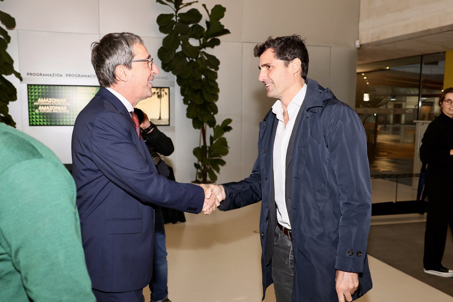 El director de NOTICIAS DE GIPUZKOA, Eduardo Iribarren, y el portavoz del PP en las Juntas, Mikel Lezama