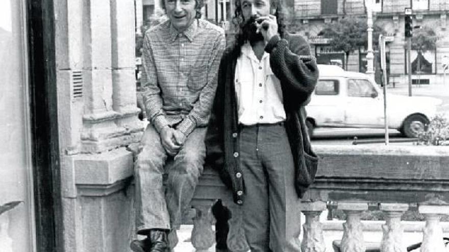 Elías Querejeta y Montxo Armendáriz, fotografiados en el Victoria Eugenia de Donostia, hace 19 años.
