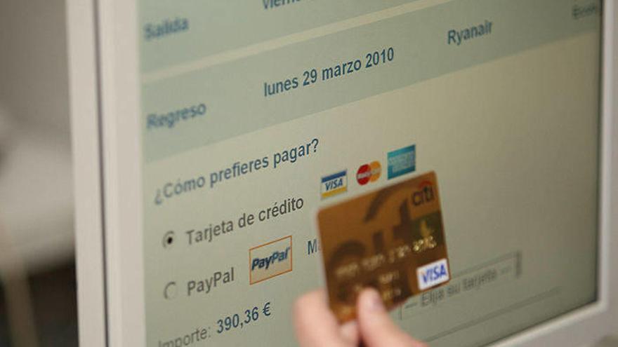 Al comprar por internet también existe el riesgo de que un pirata se haga con los datos de la cuenta. Al comprar por internet también existe el riesgo de que un pirata se haga con los datos de la cuenta.