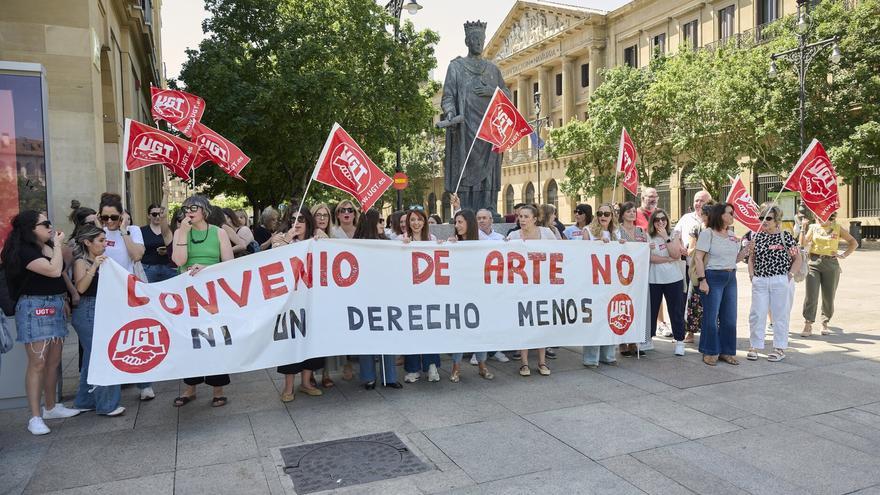 Concentración en Pamplona contra el convenio estatal de comercio textil: "Ni un derecho menos"