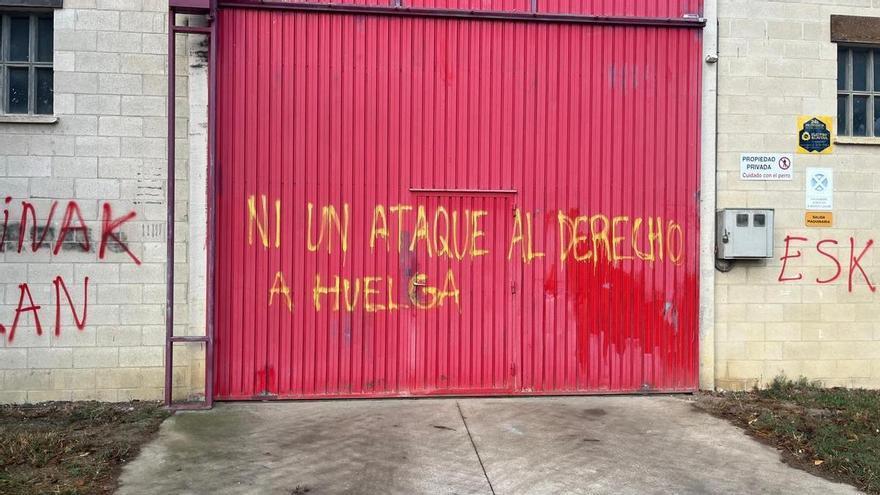 El agricultor afectado por las pintadas afirma &quot;no tener nada que ver&quot; con el tractor de Olarizu