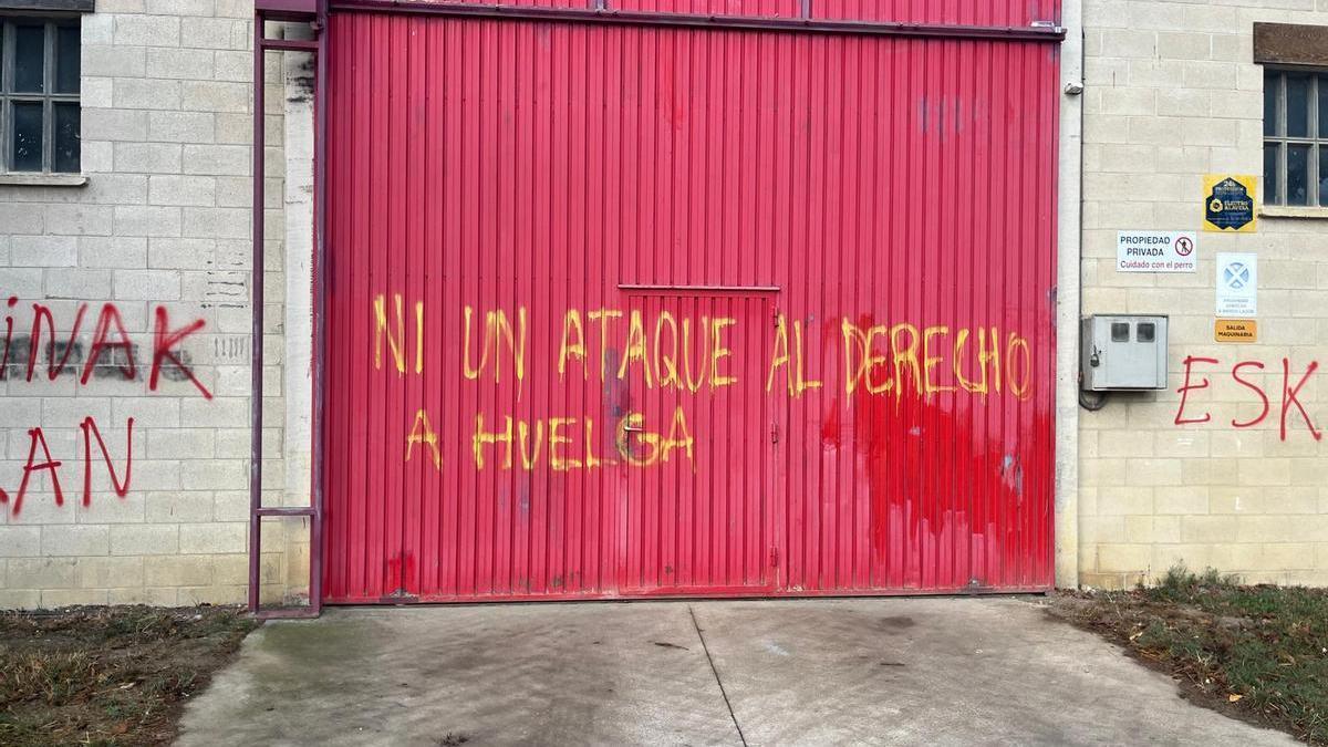 Los pabellones de un agricultor que no afirma no estar relacionado con el tractor contratado amanecían este jueves con pintadas tachándole de esquirol