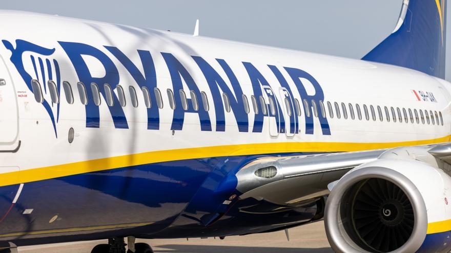 Ryanair podría subir la comisión a los trabajadores que identifiquen equipaje que excede el tamaño permitido
