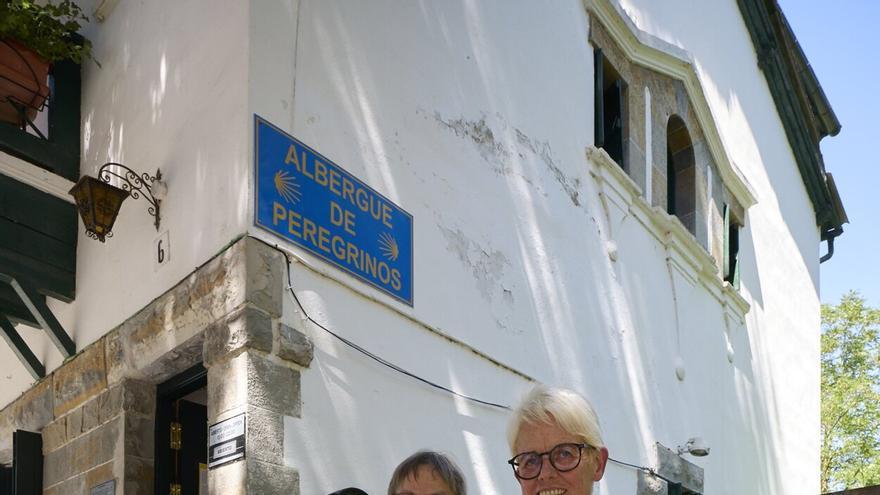 Dos peregrinas alemanas, en Pamplona al servicio del Camino