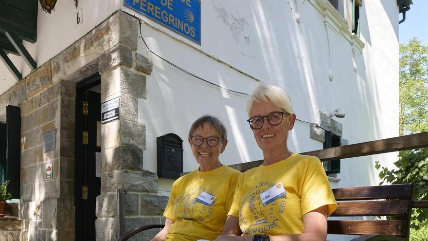 Dos peregrinas alemanas, en Pamplona al servicio del Camino