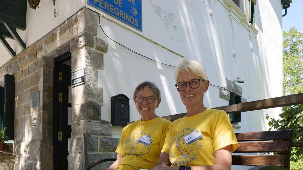 De izquierda a derecha, Hilde Laumann y Elke Reineke posan junto al albergue Casa Paderborn, su “segunda casa”.