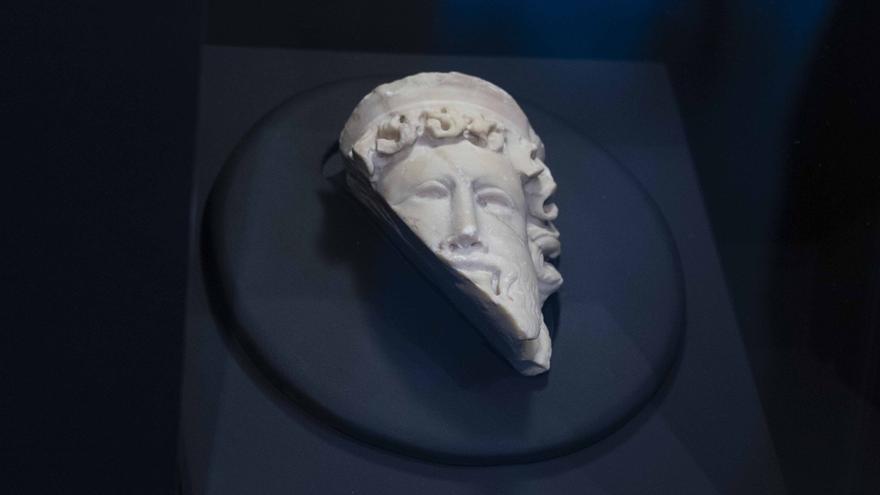 En imágenes: Presentación de la exposición de la “Cabeza de Baco” en el Museo de Arqueología de Álava