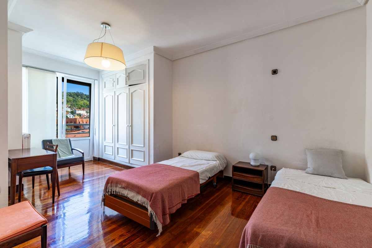 Amplio piso en venta a un paso de la playa de la Zurriol