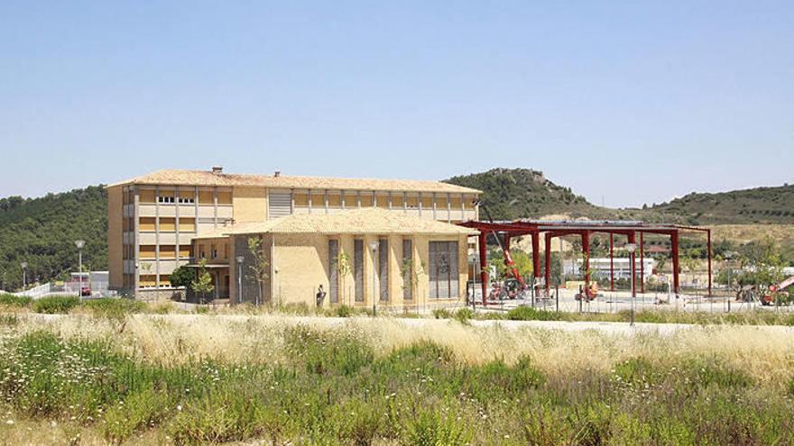 La estructura del nuevo patio cubierto ya puede verse en un extremo del Colegio Mater Dei.