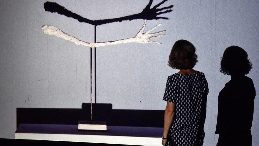 Una mujer observa la vídeoinstalación &#039;Teatro de sombras&#039; del artista venezolano Javier Téllez.