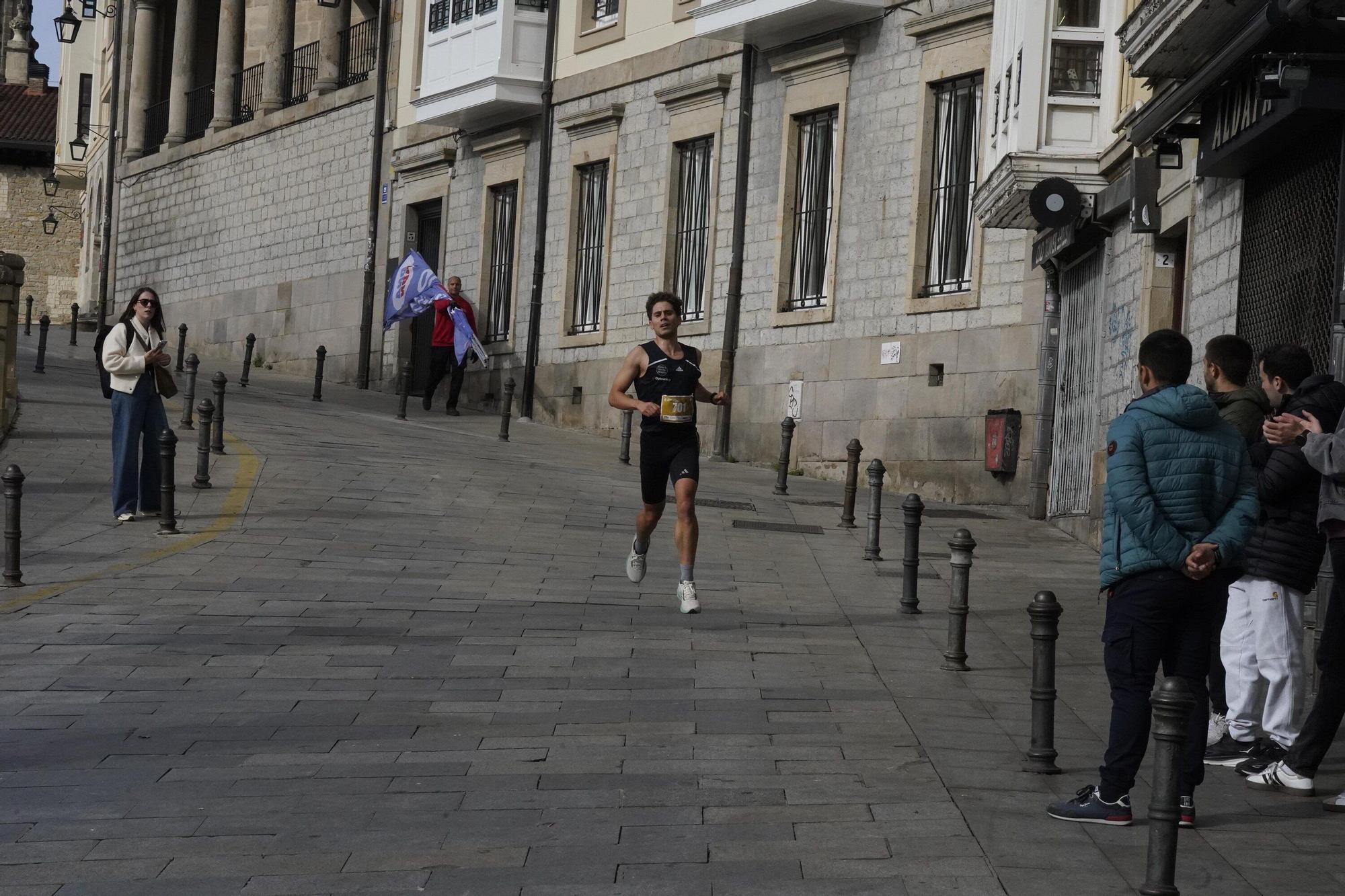 En imágenes: Miles de personas conquistan la Almendra de Gasteiz