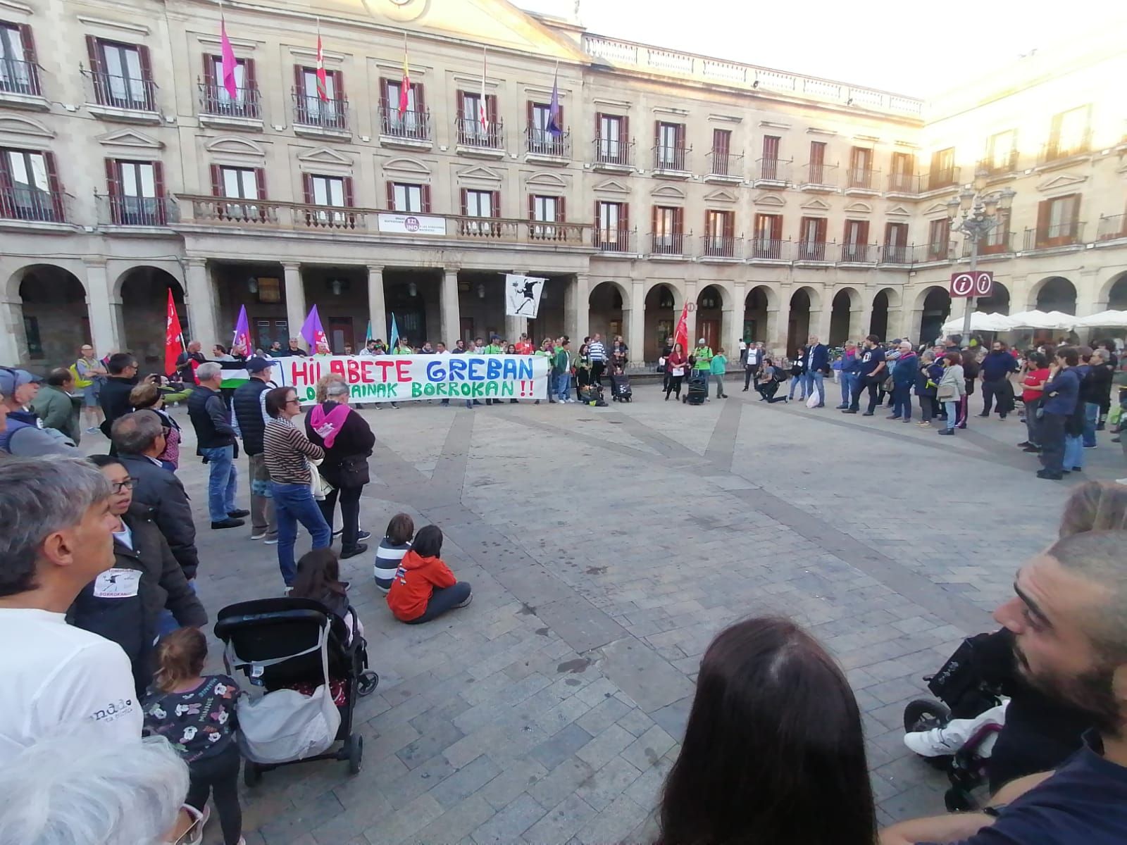 En imágenes: Los jardineros de Vitoria cumplen seis meses de huelga con una manifestación
