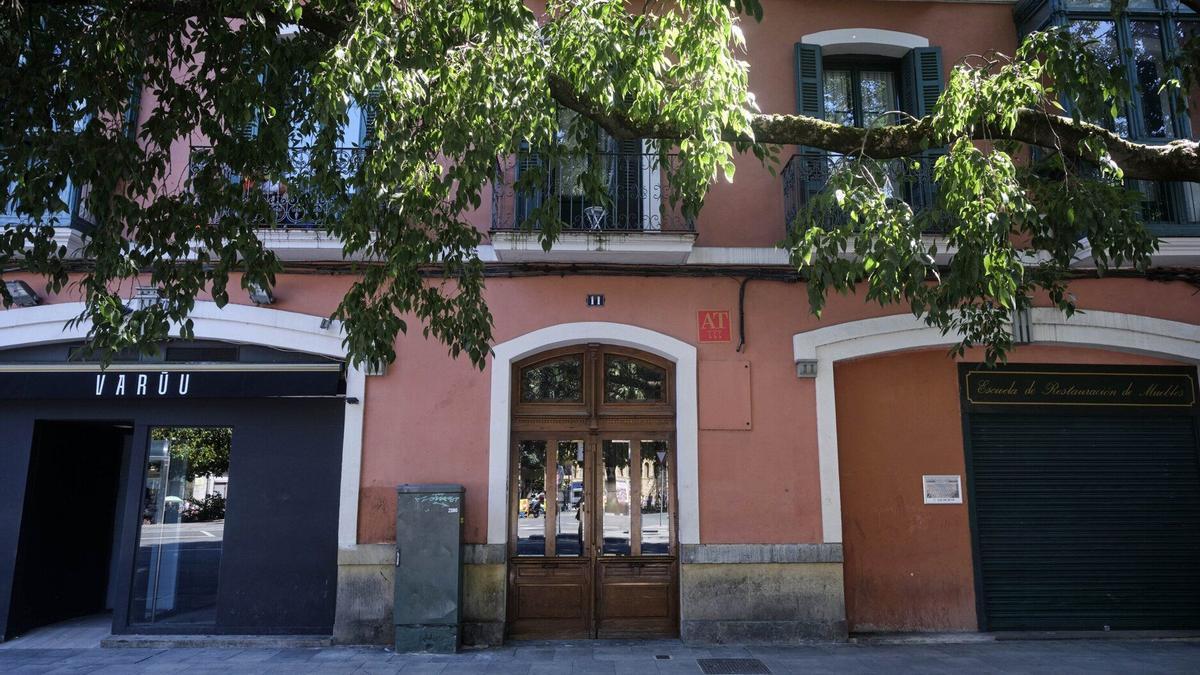 Portal del piso donde ocurrió el acuchillamiento, en la calle Navas de Tolosa.
