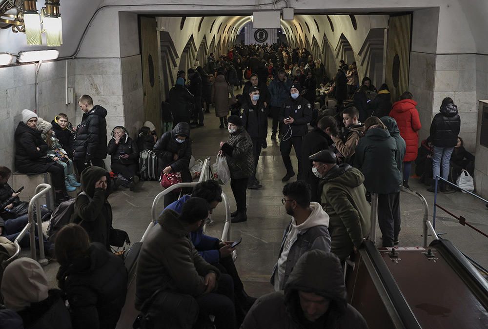 El metro de Kiev, refugio improvisado de miles de ucranianos