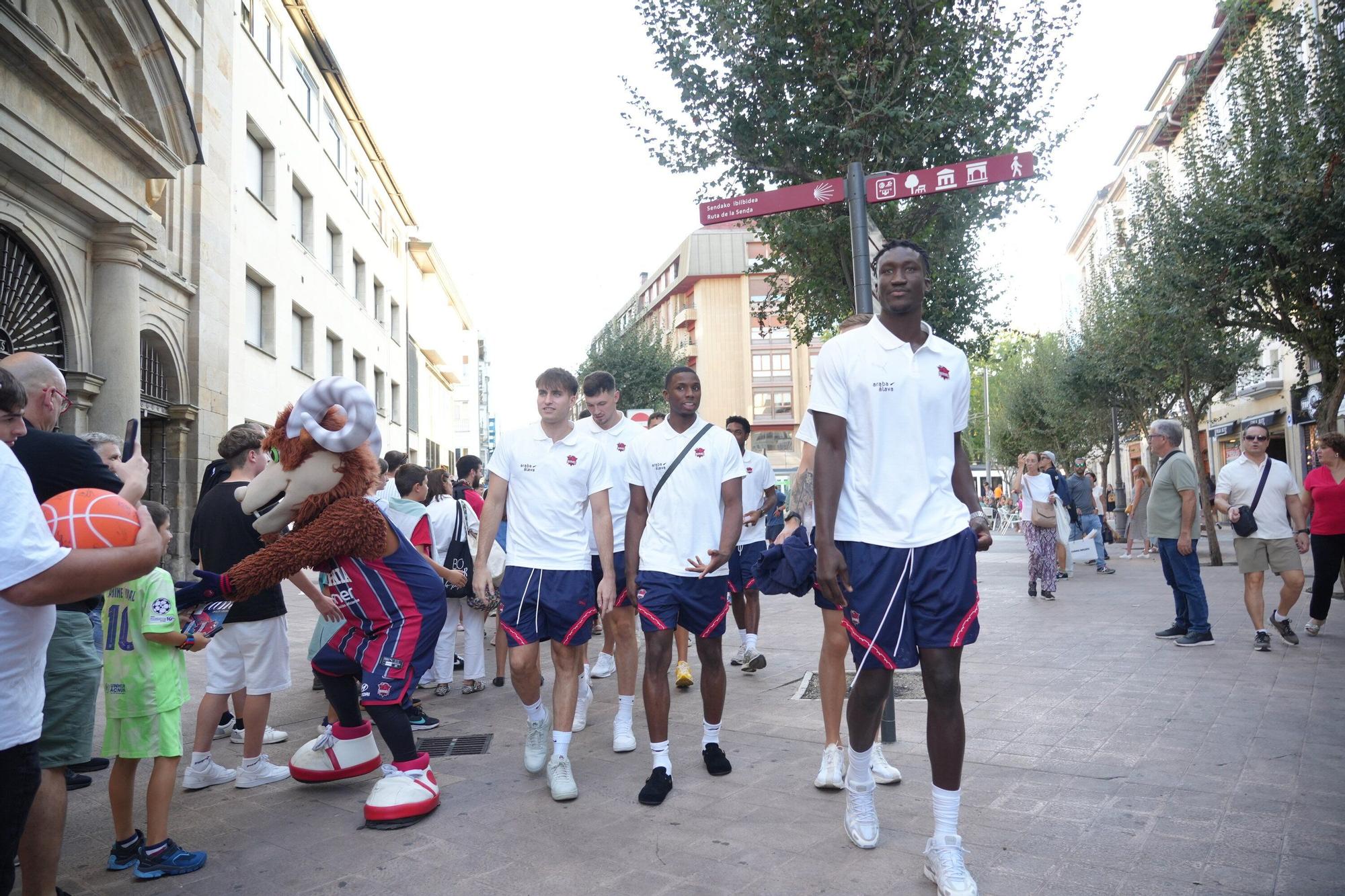 En imágenes: El Baskonia se da un baño de masas en la firma de autógrafos