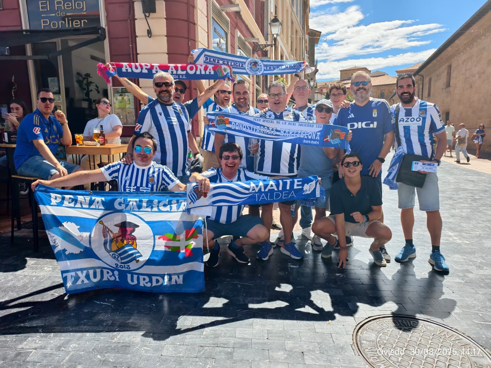 [Fotos] Varios seguidores de la Real se desplazan a Oviedo para animar al equipo