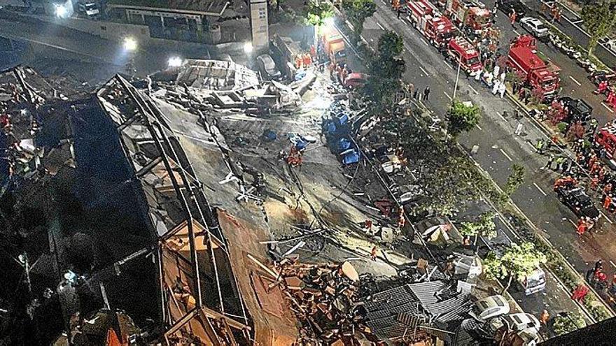 Edificio del hotel Xinjia, que se derrumbó ayer en China sepultando a varias decenas de personas.