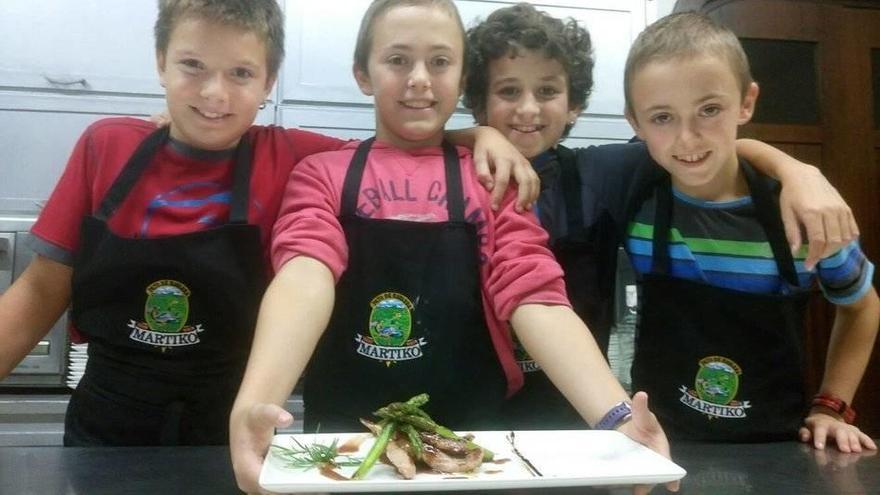 Gure ikasle taldeetako bat, pintxo lehiaketan parte hartzen.