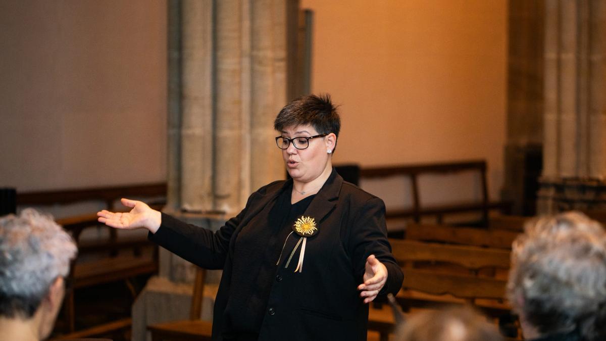 La directora de Oñati Abesbatza llevando la batuta en un concierto.