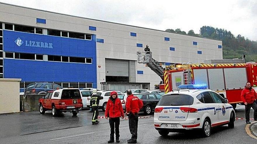 Bomberos y Ertzaintza frente a la lavandería donde ayer se produjo una explosión que dejó cuatro heridos, de los que dos están graves.