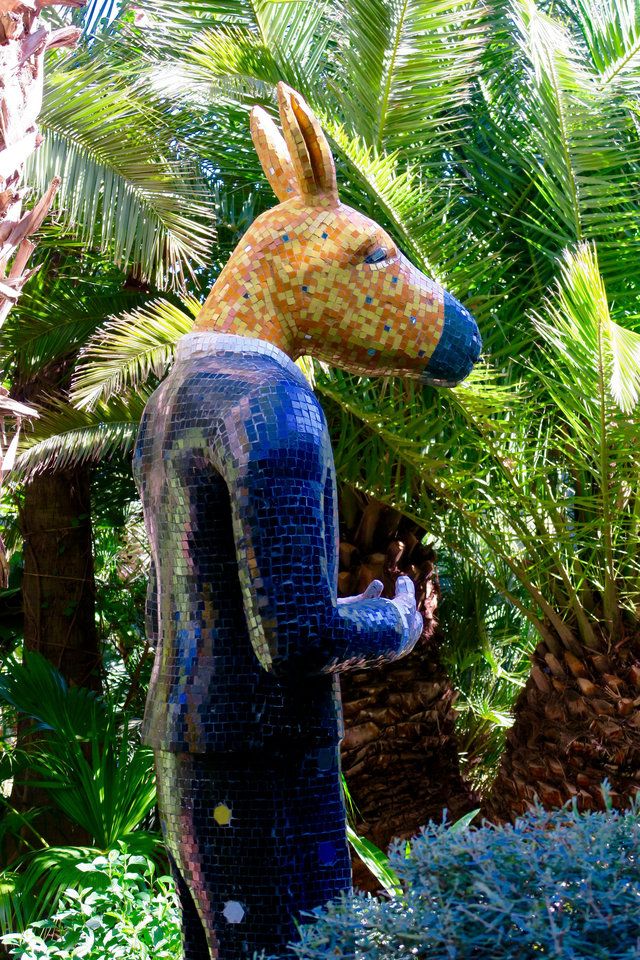 Una escultura animal.
