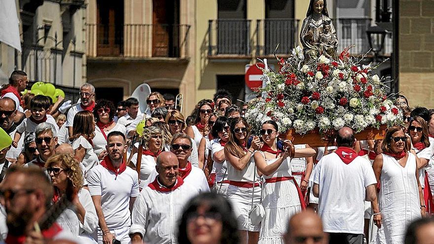 Los grupos de danzas fueron los protagonistas también de la procesión de San Andrés por Estella.