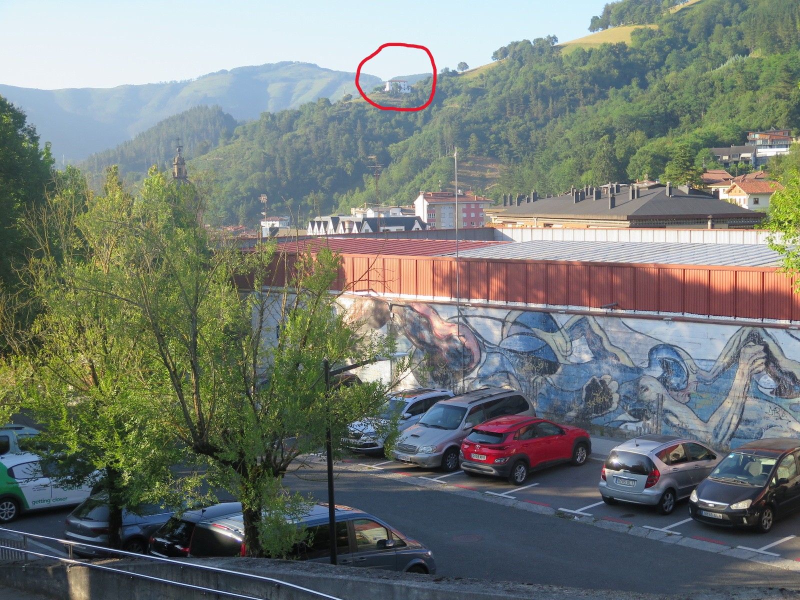 El polideportivo de Zumarraga, con Aizpuru al fondo.