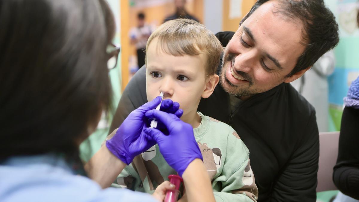 Un niño recibe la vacuna intranasal contra la gripe.