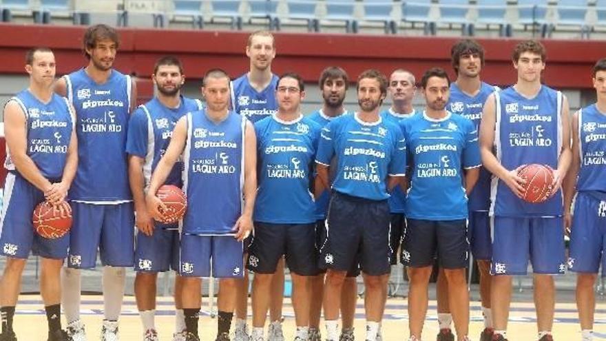 La plantilla del Lagun Aro volvió a reencontrarse ayer sobre el parqué de Illunbe.