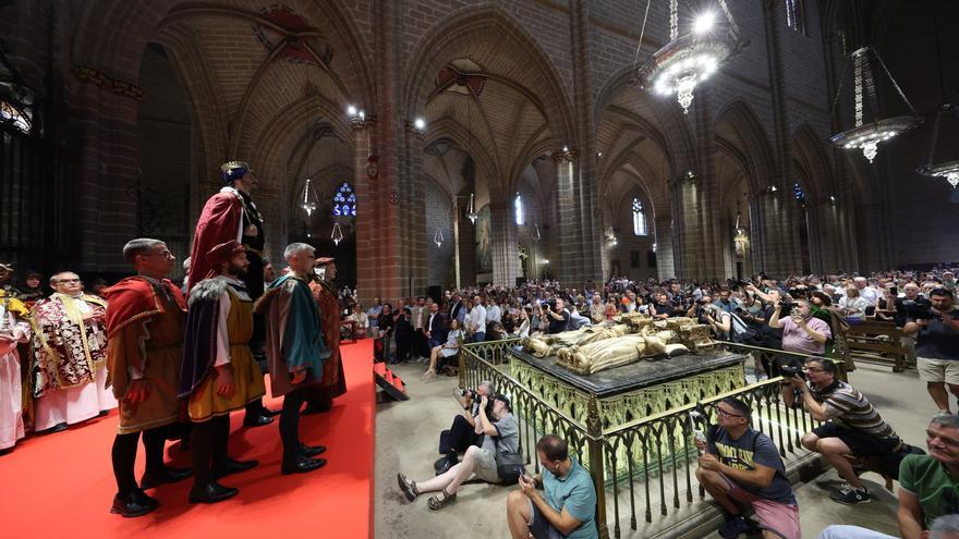 Fotos de la ceremonia de coronación de Carlos III, rey que unificó los tres burgos de Pamplona