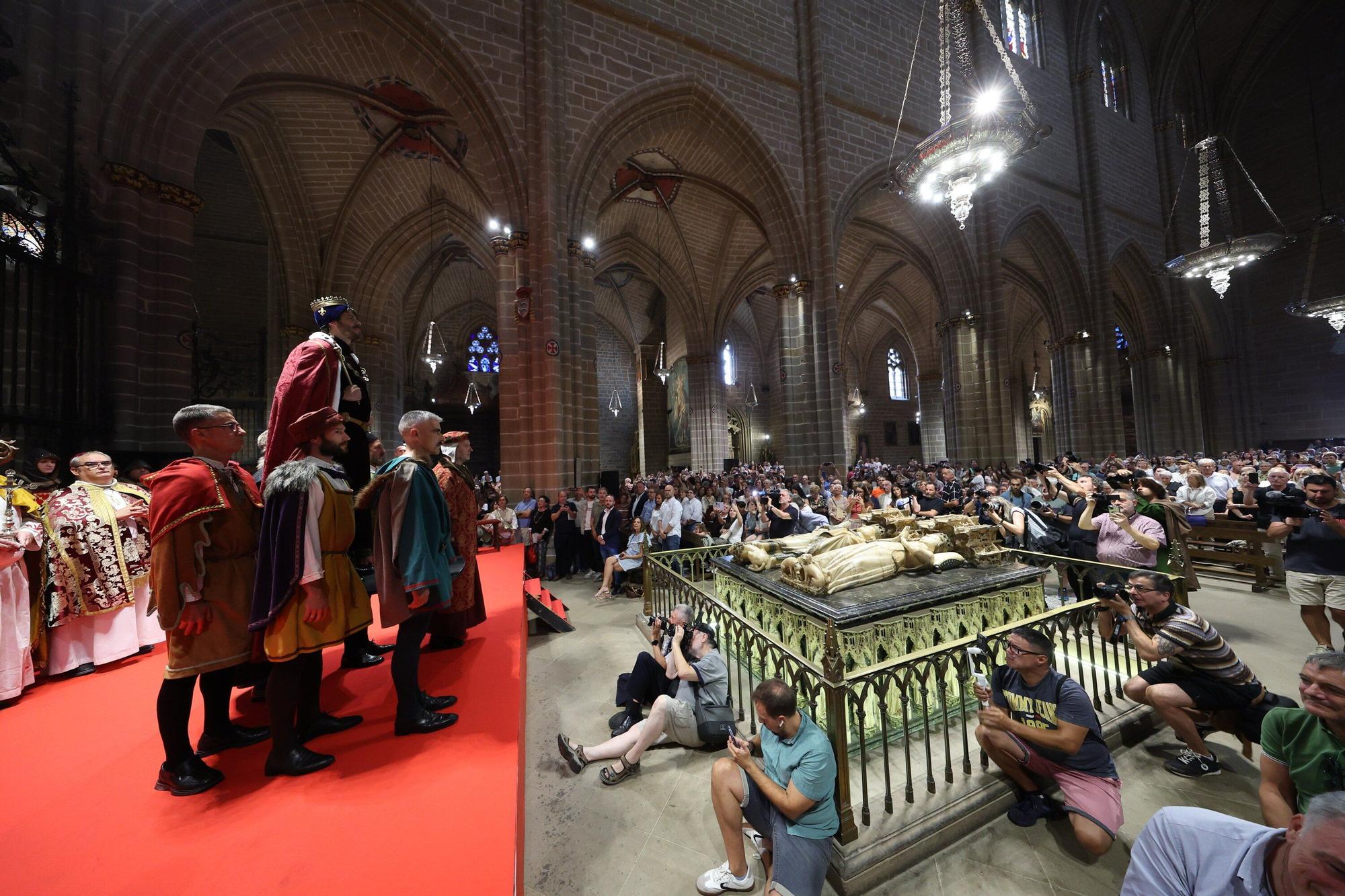 Fotos de la ceremonia de coronación de Carlos III, rey que unificó los tres burgos de Pamplona