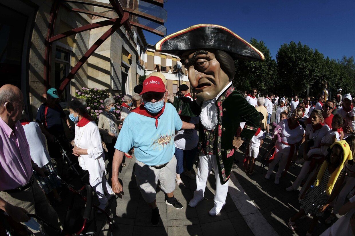 La comparsa de gigantes y cabezudos visita la Casa de la Misericordia