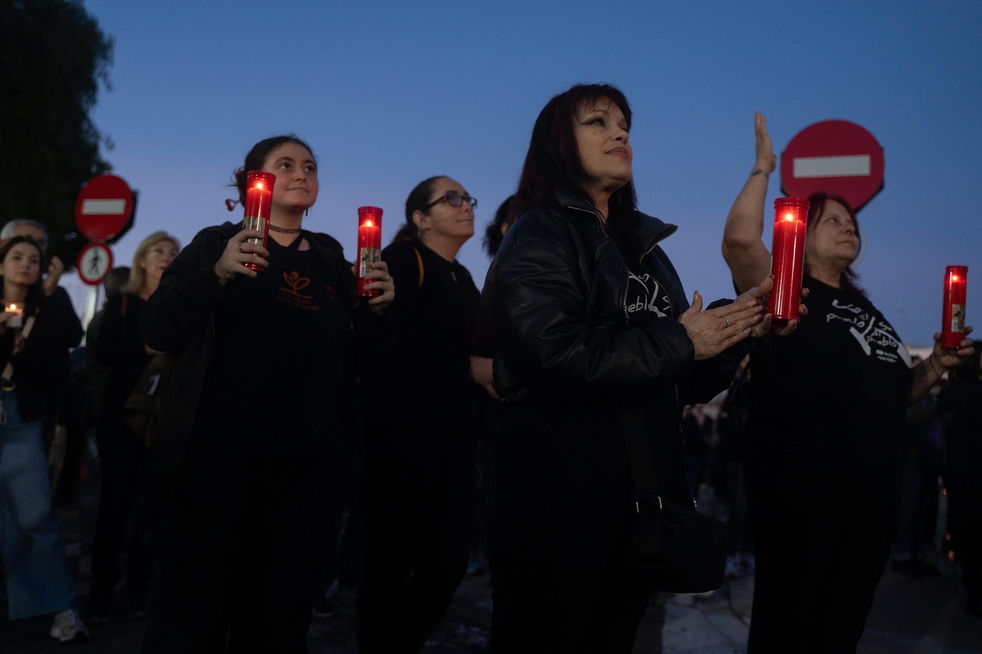 En imágenes: Decenas de velas en la rambla del Poyo homenajean a los fallecidos en la dana