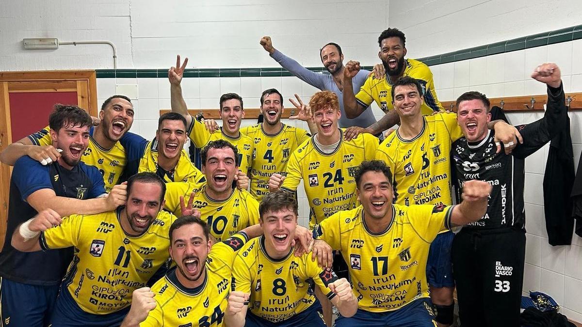 Los jugadores del Irudek Bidasoa Irun celebran el triunfo en Puente Genil