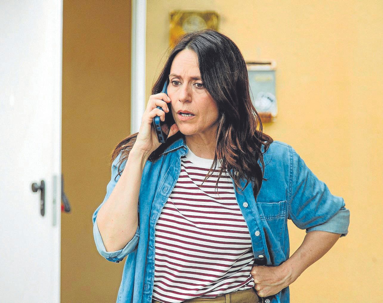 Itziar Ituño aktoreak gorpuzten du Elena Mujika bikoizketa aktorea telesailean.