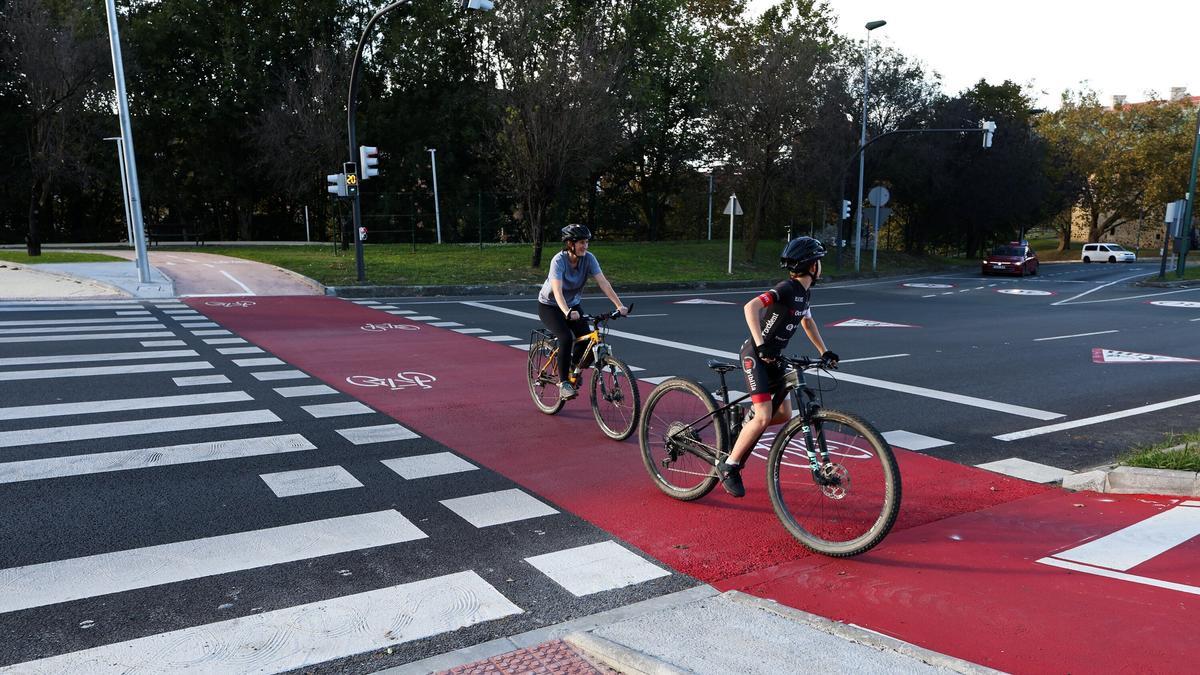 Dos ciclistas circulan por la conexión de los bidegorris de Irala y Miribilla.