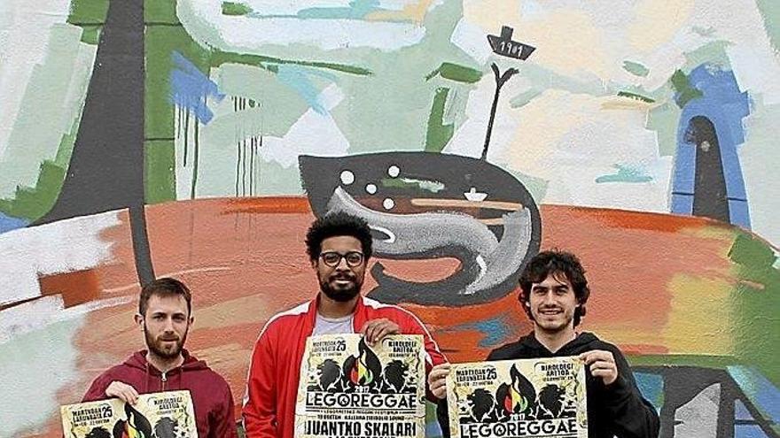 Ekhi Zugasti, Daniel Cardoso e Iñigo Etxeberria posan con el cartel. M.A.