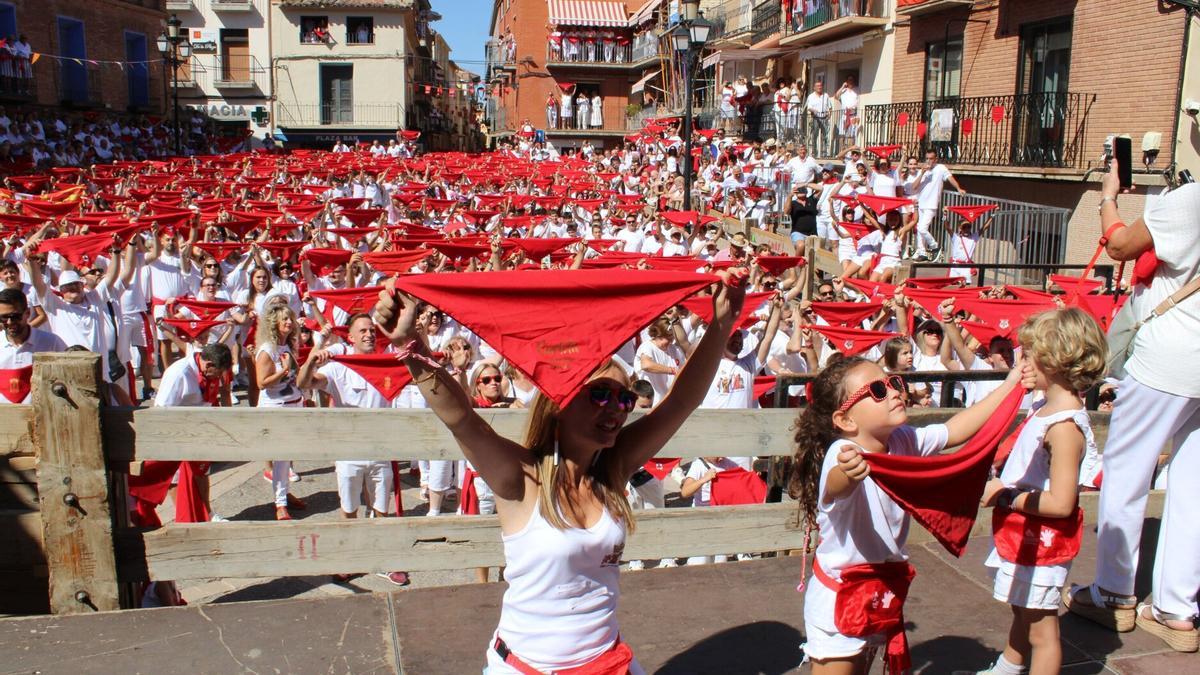 Pañuelos en alto en el cohete de Ablitas.