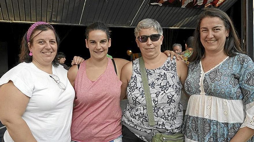 Elena Rivas con Amaia e Idoia de la Fuente y Miren Salaberri. Tomaron un refresco en la terraza exterior de la sala.