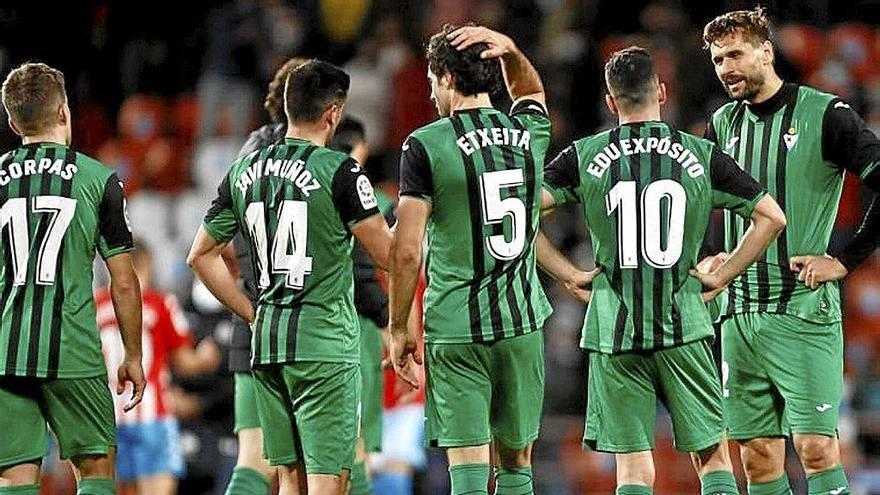 Los jugadores del Eibar, con Fernando Llorente, al término del partido de ayer en Lugo. Foto: LaLiga