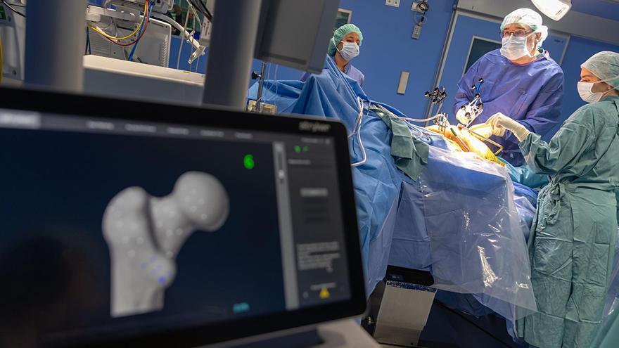 El robot que roza la perfección en quirófano: la CUN revoluciona las operaciones de prótesis