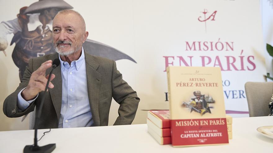 Pérez-Reverte recupera a su icónico Alatriste en ‘Misión en París’