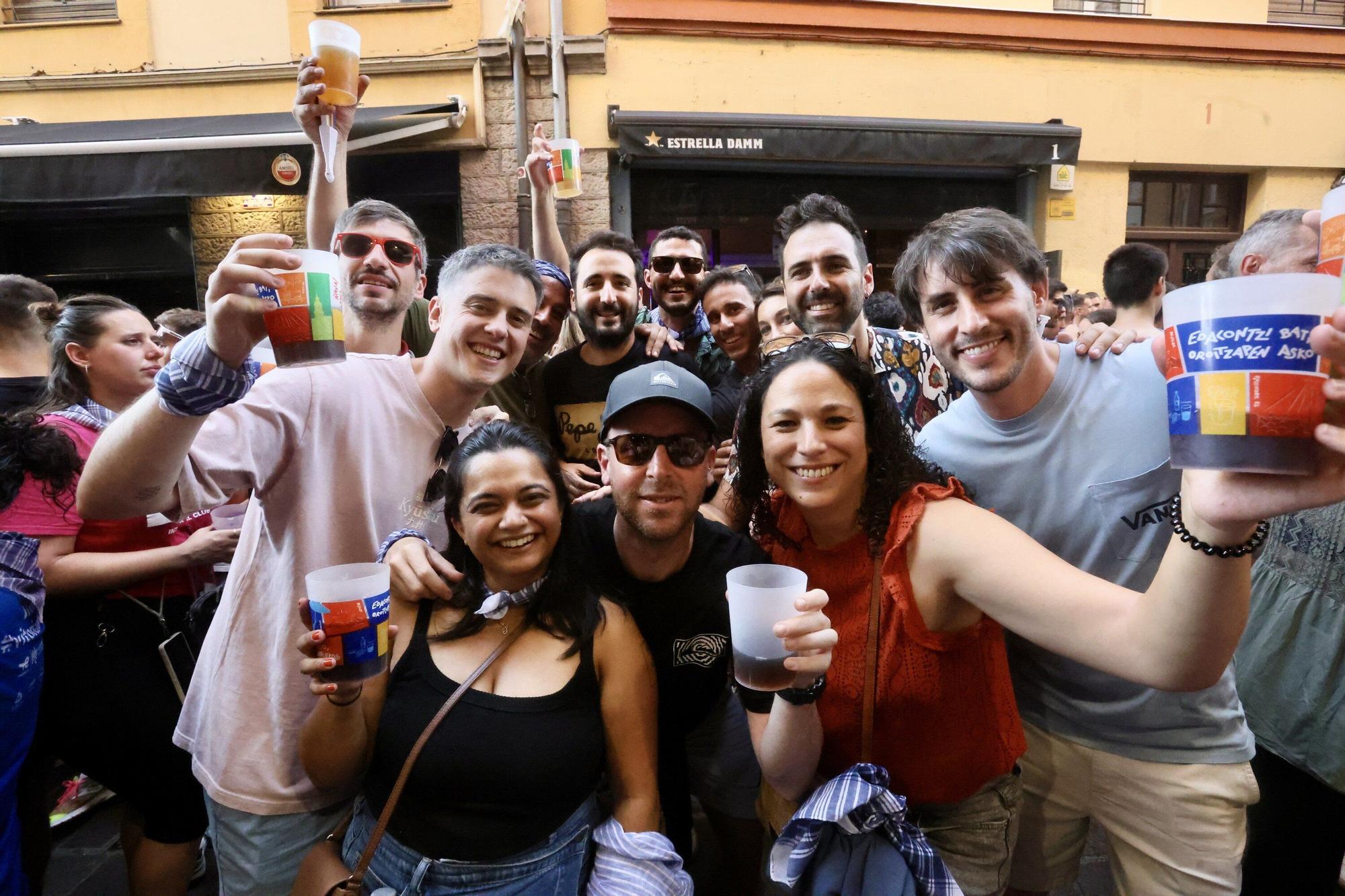 En imágenes: Vitoria sale a la calle a celebrar La Blanca tras el txupinazo