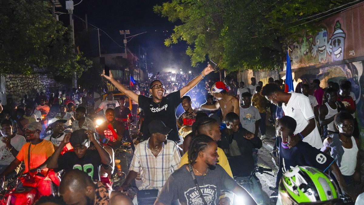 Los haitianos celebran la clasificación de su selección para el Mundial de Estados Unidos, México y Canadá.